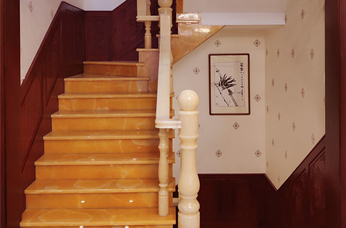 秦安中式别墅室内汉白玉石楼梯的定制安装装饰效果
